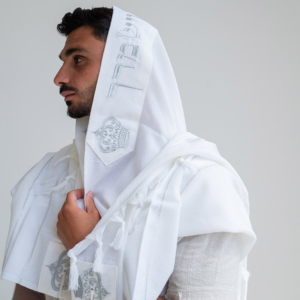 טלית 100% צמר רחלים עם עטרה ופינות רקומות בצבע כסף דגם ״יברך ה״