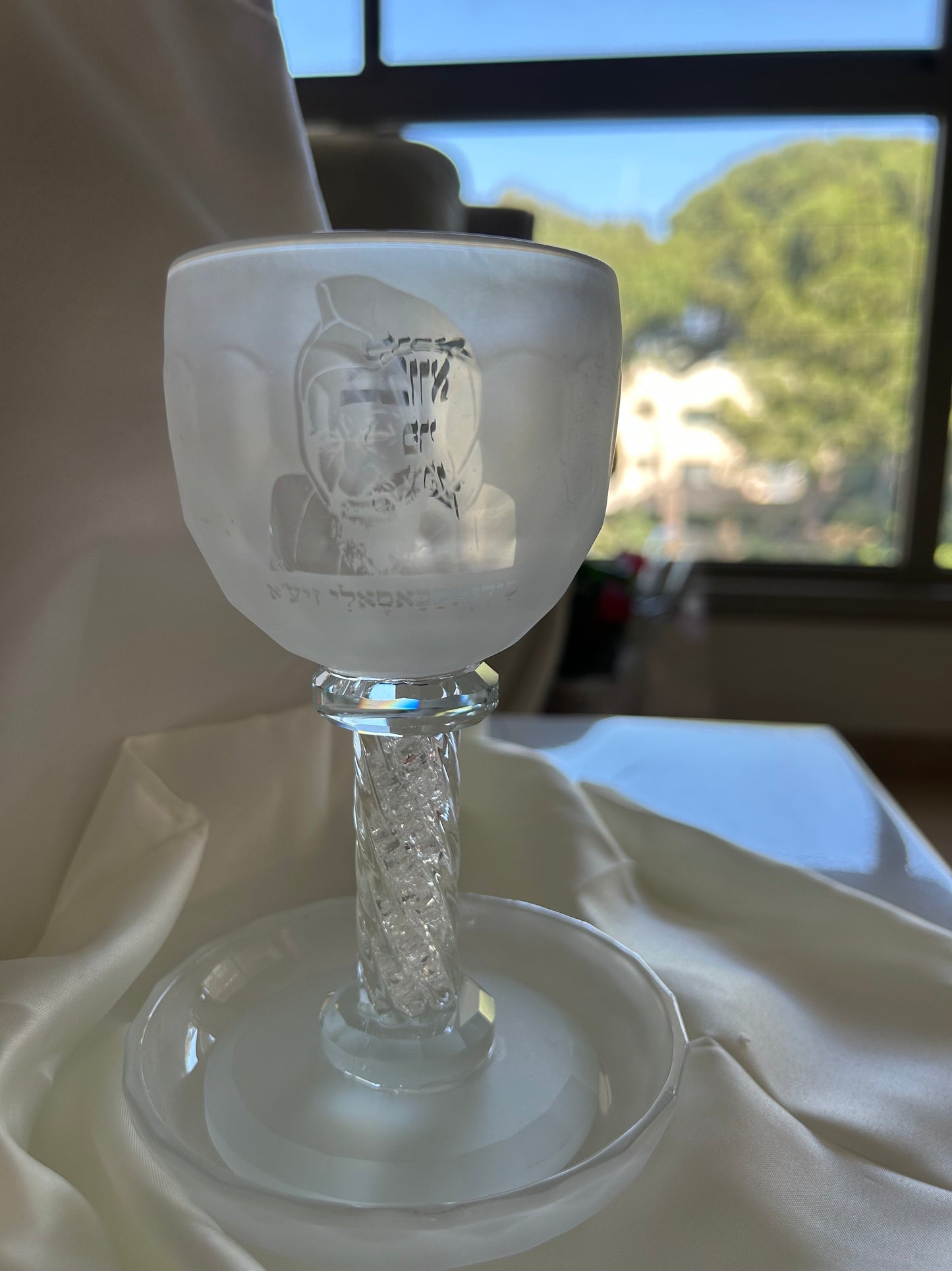 כוס קידוש קריסטל ״בבא סלי״ עם רגל אבנים כסף