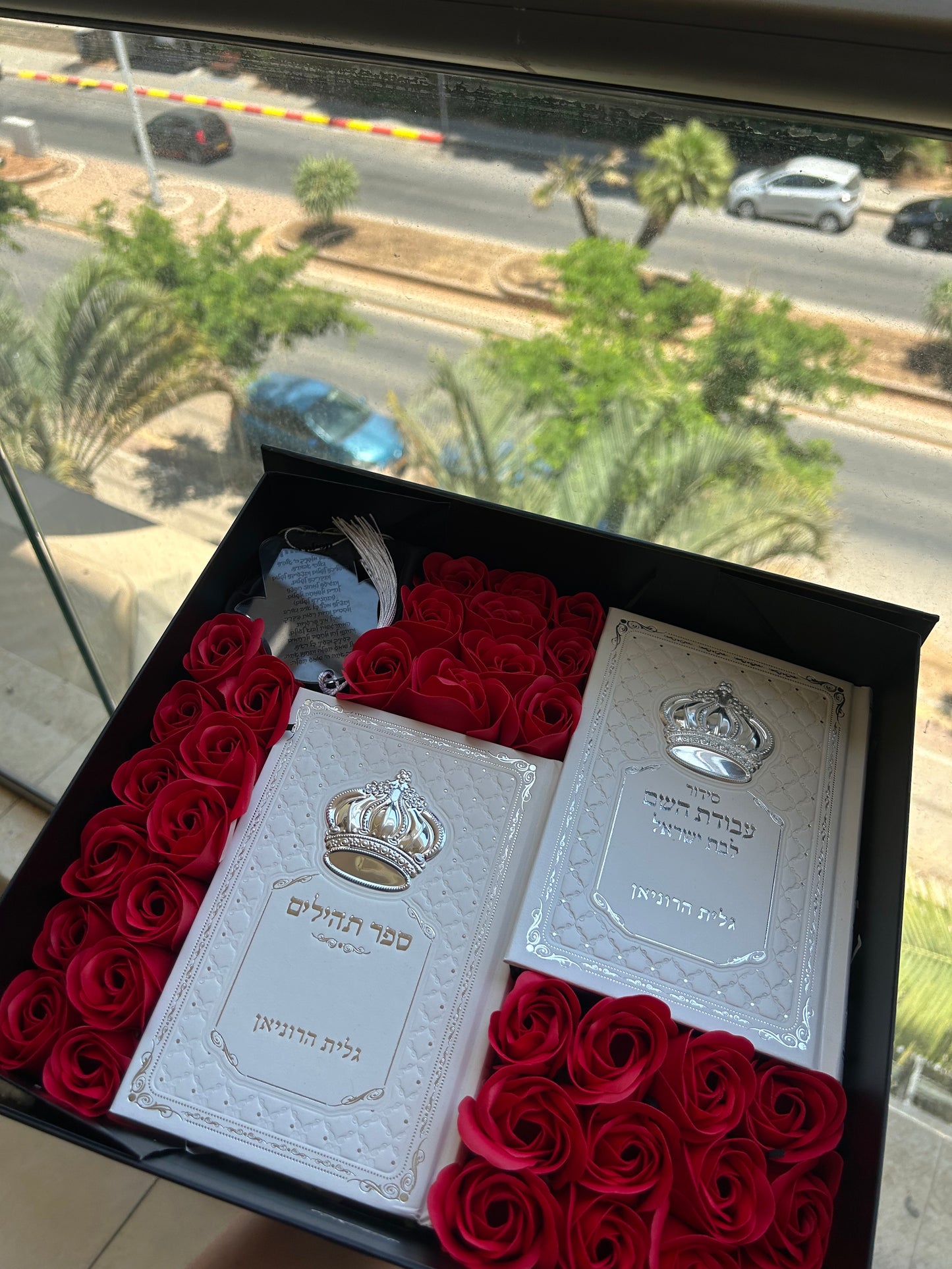 מארז קדושה תפארת (אדום לבן)