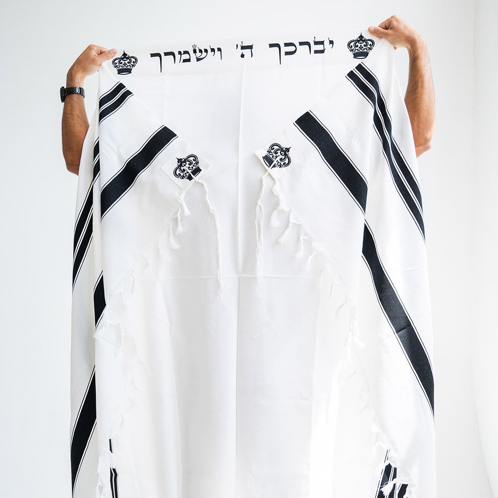 טלית 100% צמר רחלים עם עטרה ופינות רקומות צבע שחור דגם ״יברך ה״