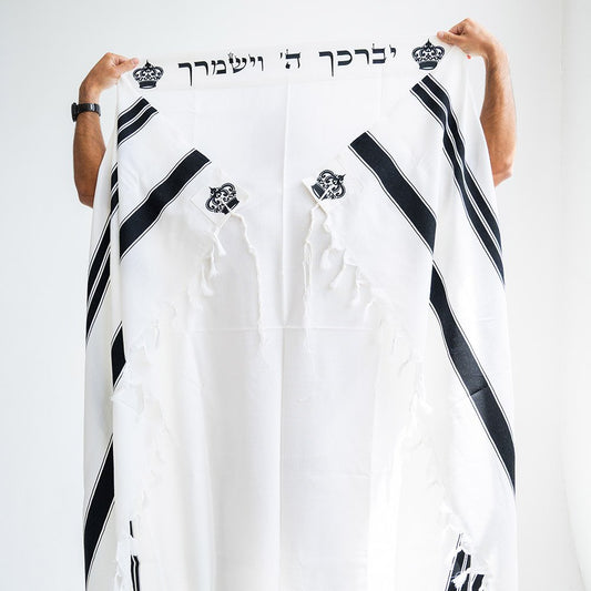טלית 100% צמר רחלים עם עטרה ופינות רקומות צבע שחור דגם ״יברך ה״