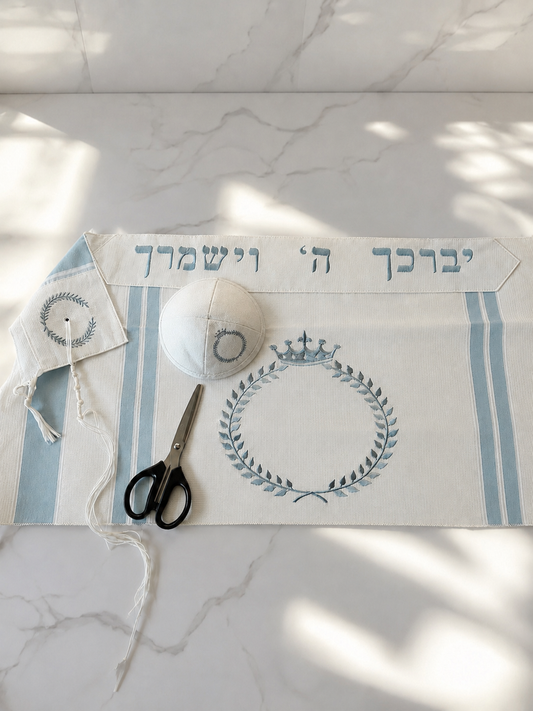 סט לחאלקה שלושה חלקים עם עטרה ופינות רקומות -״עלי מלכות״ תכלת