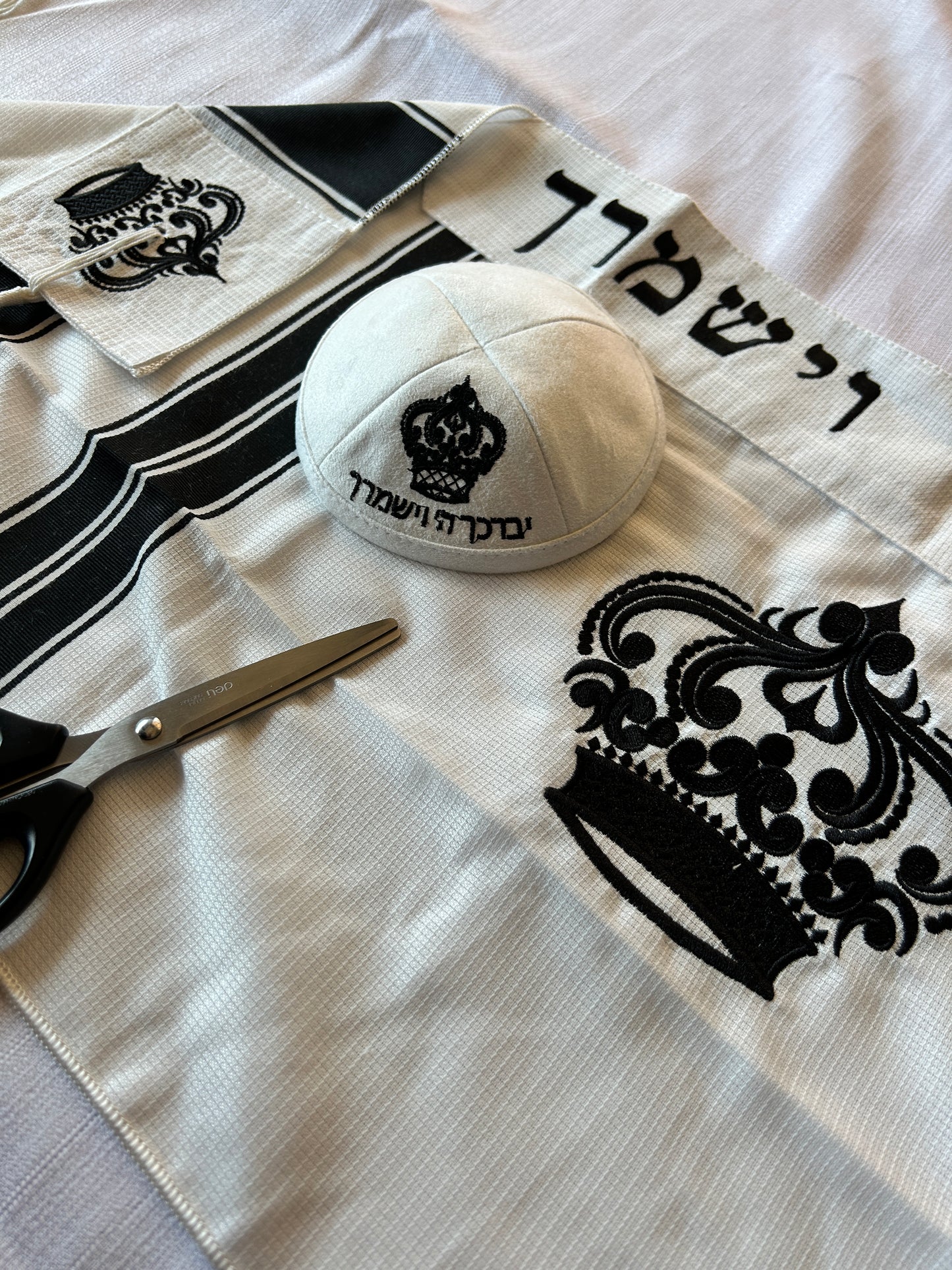 סט לחאלקה שלושה חלקים עם עטרה ופינות רקומות -״יברך השם״ שחור
