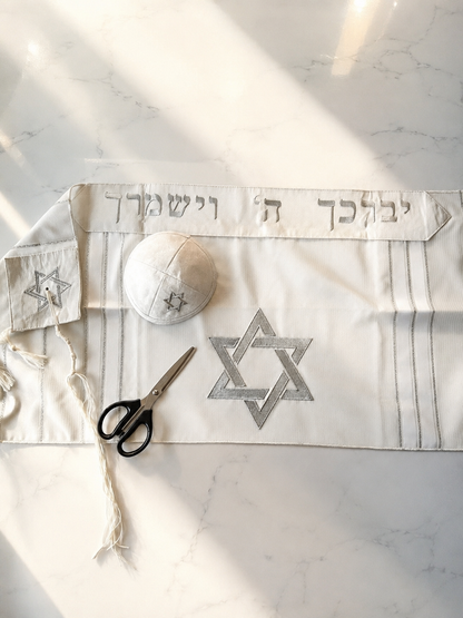 סט לחאלקה שלושה חלקים עם עטרה ופינות רקומות-מגן דוד כסף