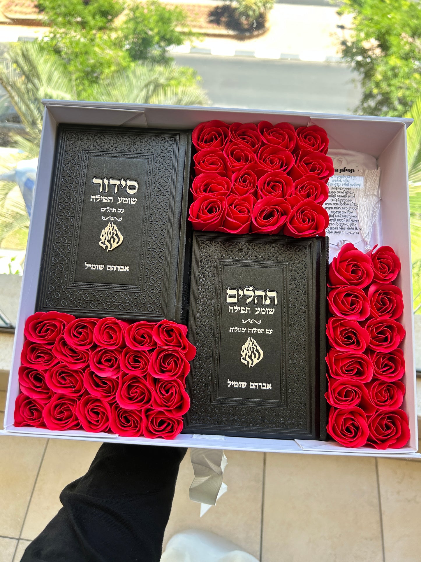 מארז קדושה תפארת לגבר (לבן שחור)
