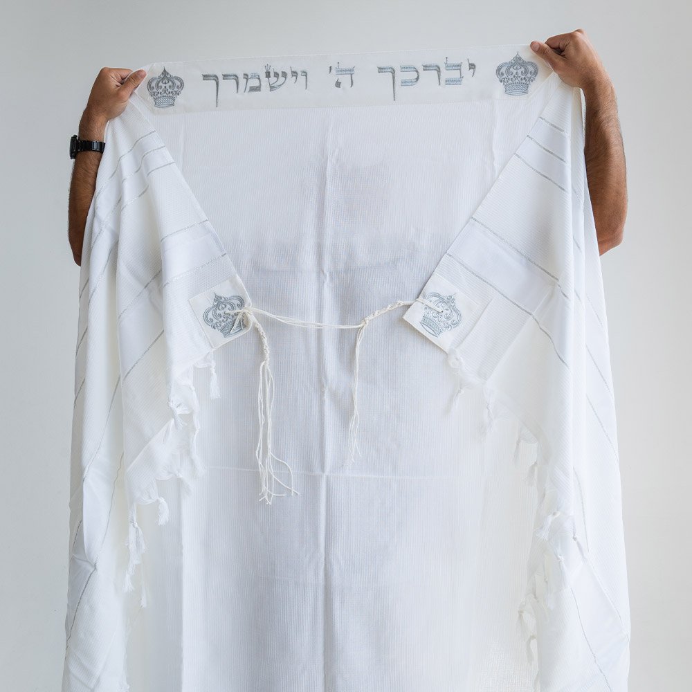 טלית 100% צמר רחלים עם עטרה ופינות רקומות בצבע כסף דגם ״יברך ה״