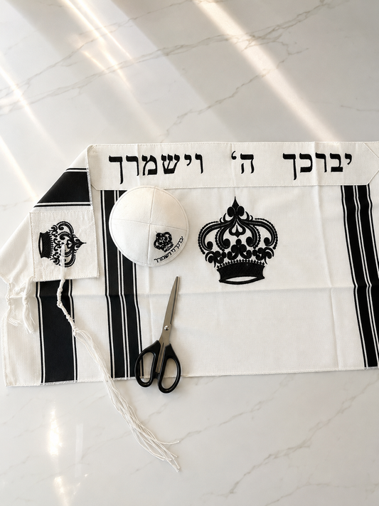 סט לחאלקה שלושה חלקים עם עטרה ופינות רקומות -״יברך השם״ שחור