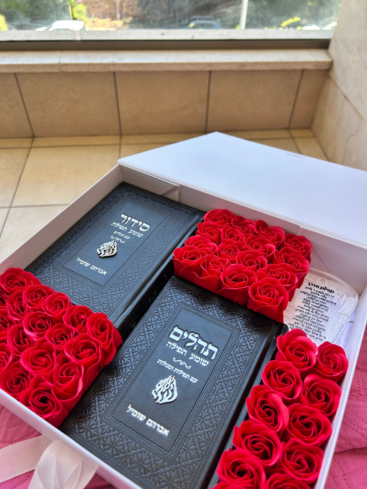מארז קדושה תפארת לגבר (לבן שחור)