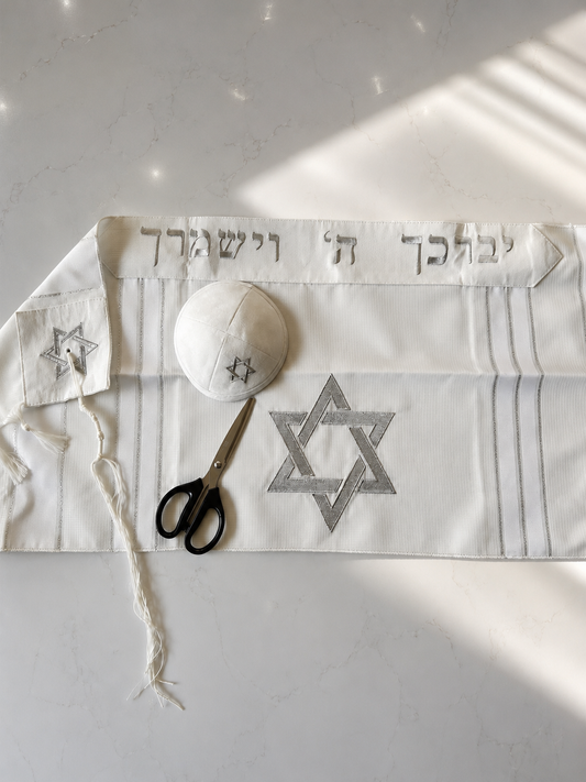 סט לחאלקה שלושה חלקים עם עטרה ופינות רקומות-מגן דוד כסף