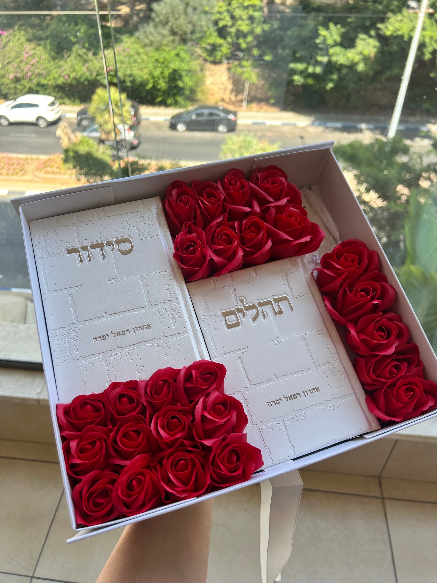 מארז קדושה אביב (אדום לבן)