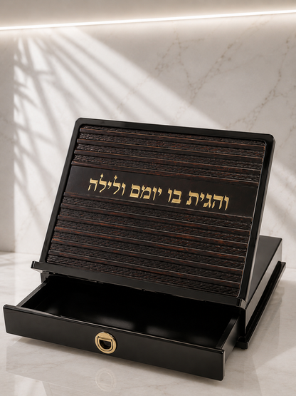 סטנדר מהודר עם פלקטה דמוי עור ומגירה נפתחת