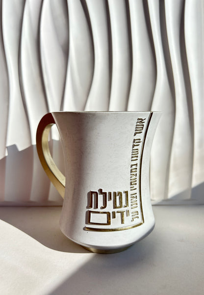 נטלה מהודרת מפולימר גוון אבן זהב