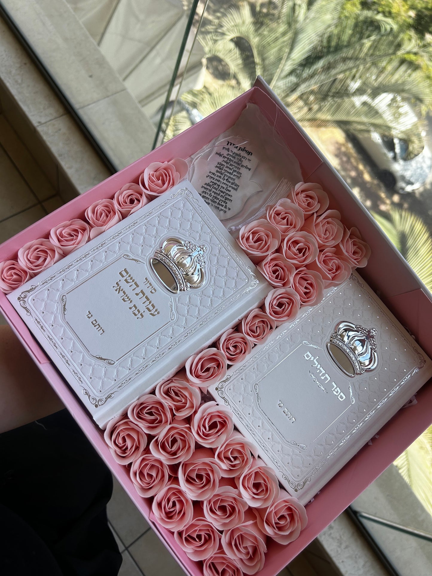 מארז קדושה תפארת (ורוד לבן)