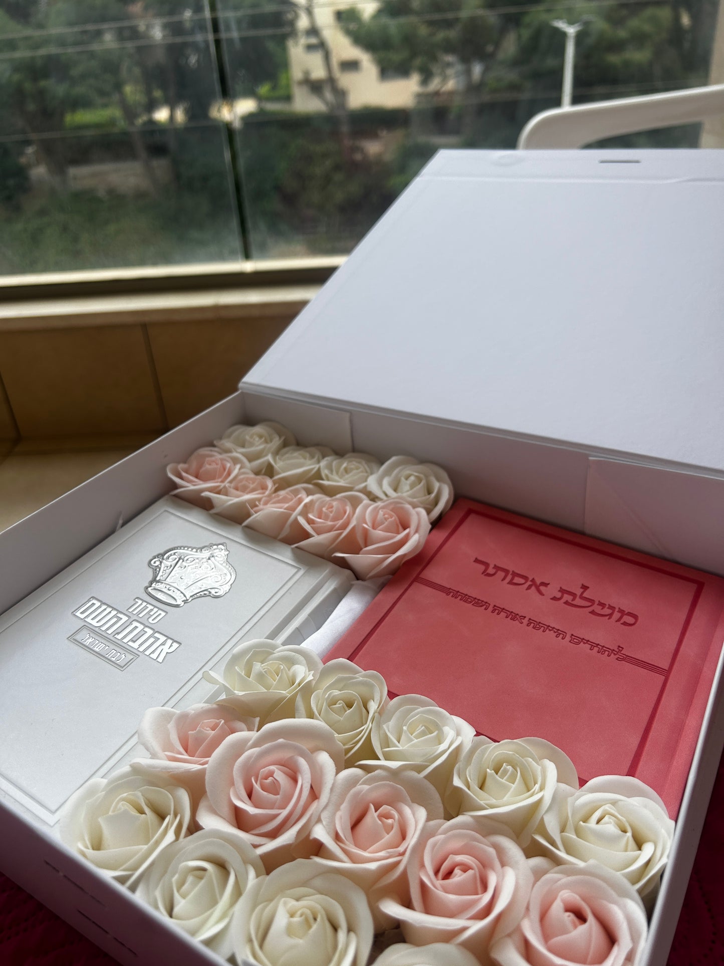 מארז קדושה לפורים ורוד לבן