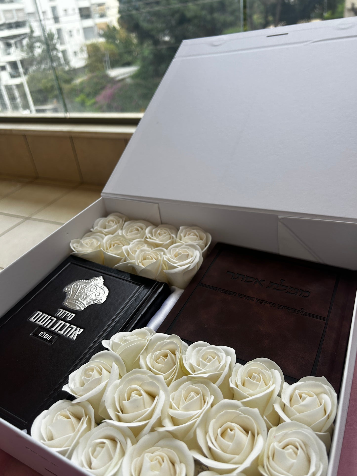 מארז קדושה לפורים לגבר חום לבן