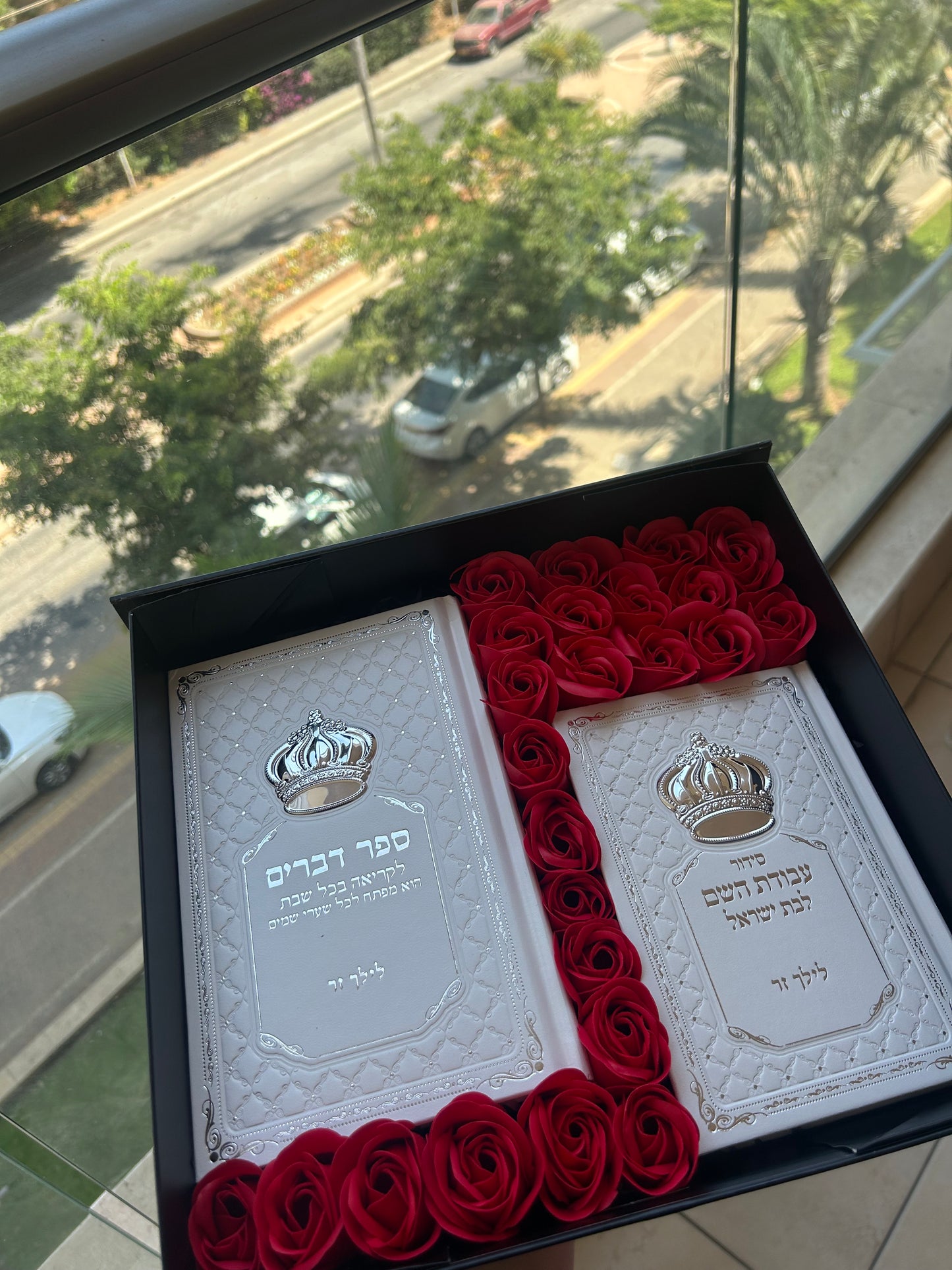 מארז קדושה תפארת (אדום לבן)